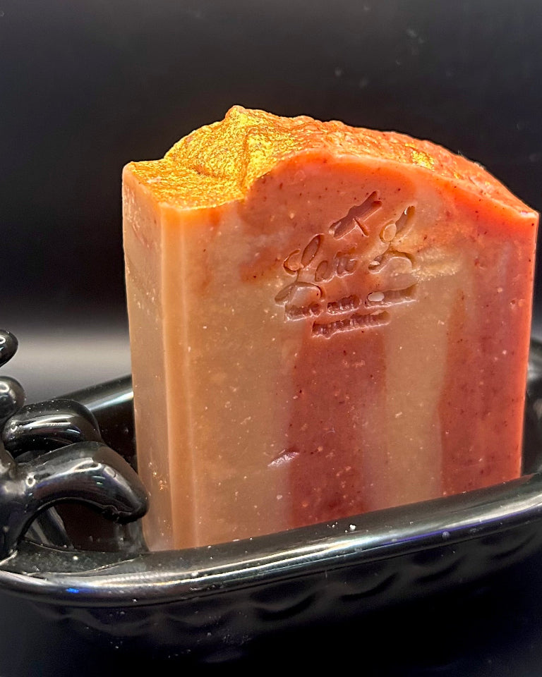 A masterpiece of oils, butters, and clays, Topped With Gold is a symphony of scent, sculpted into a single, exquisite bar with a commitment to truly caring for your skin.